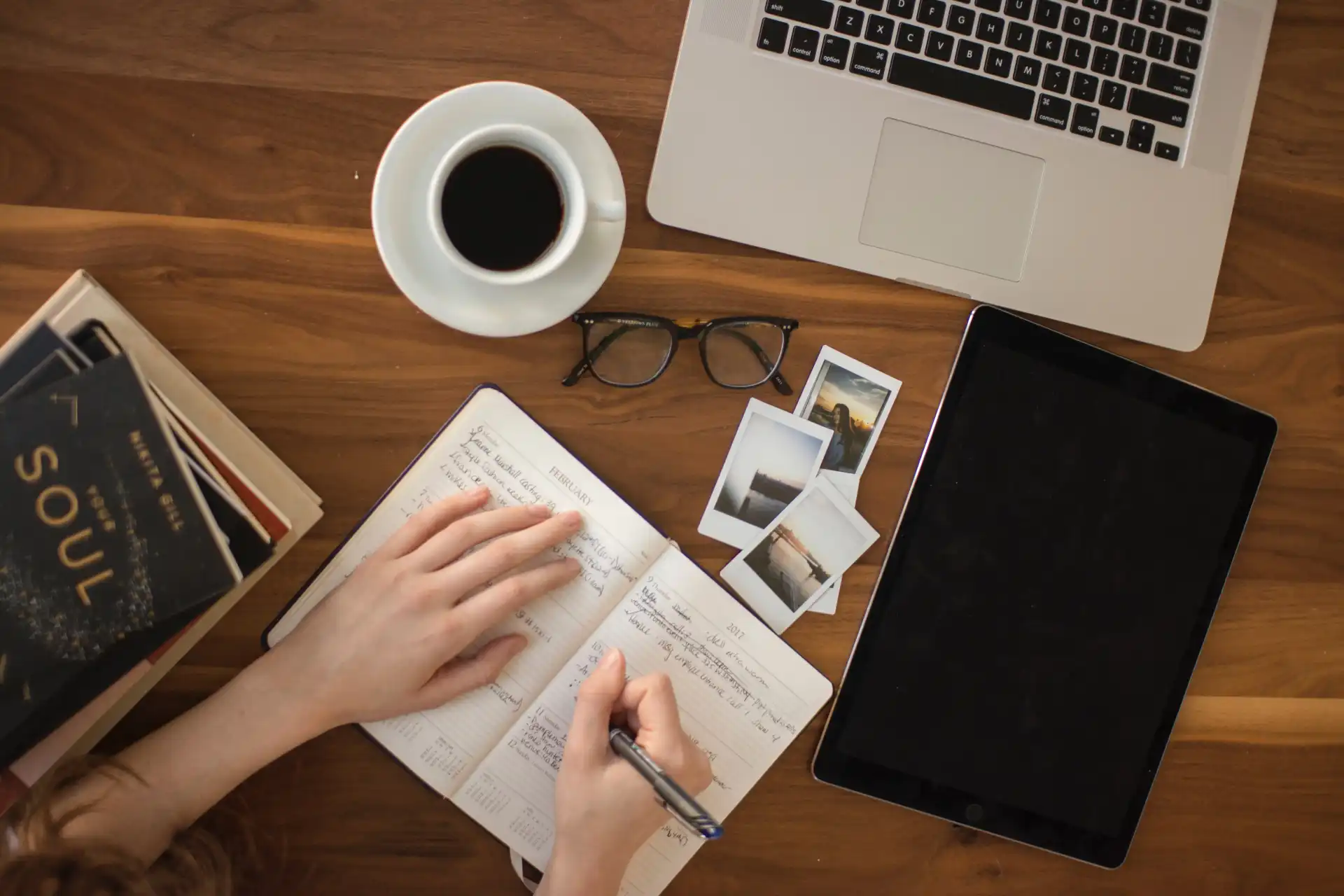 Writing down the notes for web development client on the table notepad